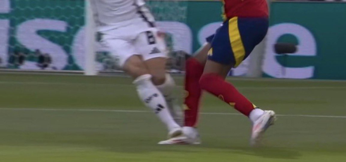 🚨¡PARECE QUE A KROOS NO LE HA GUSTADO LAS DECLARACIONES DE LOS JUGADORES ESPAÑOLES! 

👀 Lesiona a Pedri y a continuación pisa a Lamine Yamal

❌ Aún no ha visto amarilla