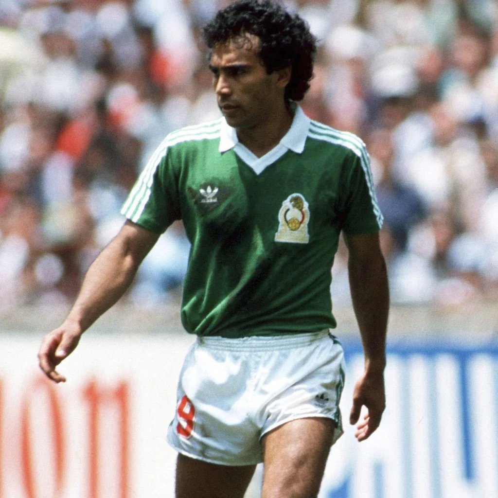 raziel04's tweet photo. Oye tio @adidasMX yo solo quiero ponerme una playera que represente mi país, no parecer una pieza artesanal del museo de antropología e historia.  ¡Ojo con lo retro! https://t.co/DT2eXRFO2K