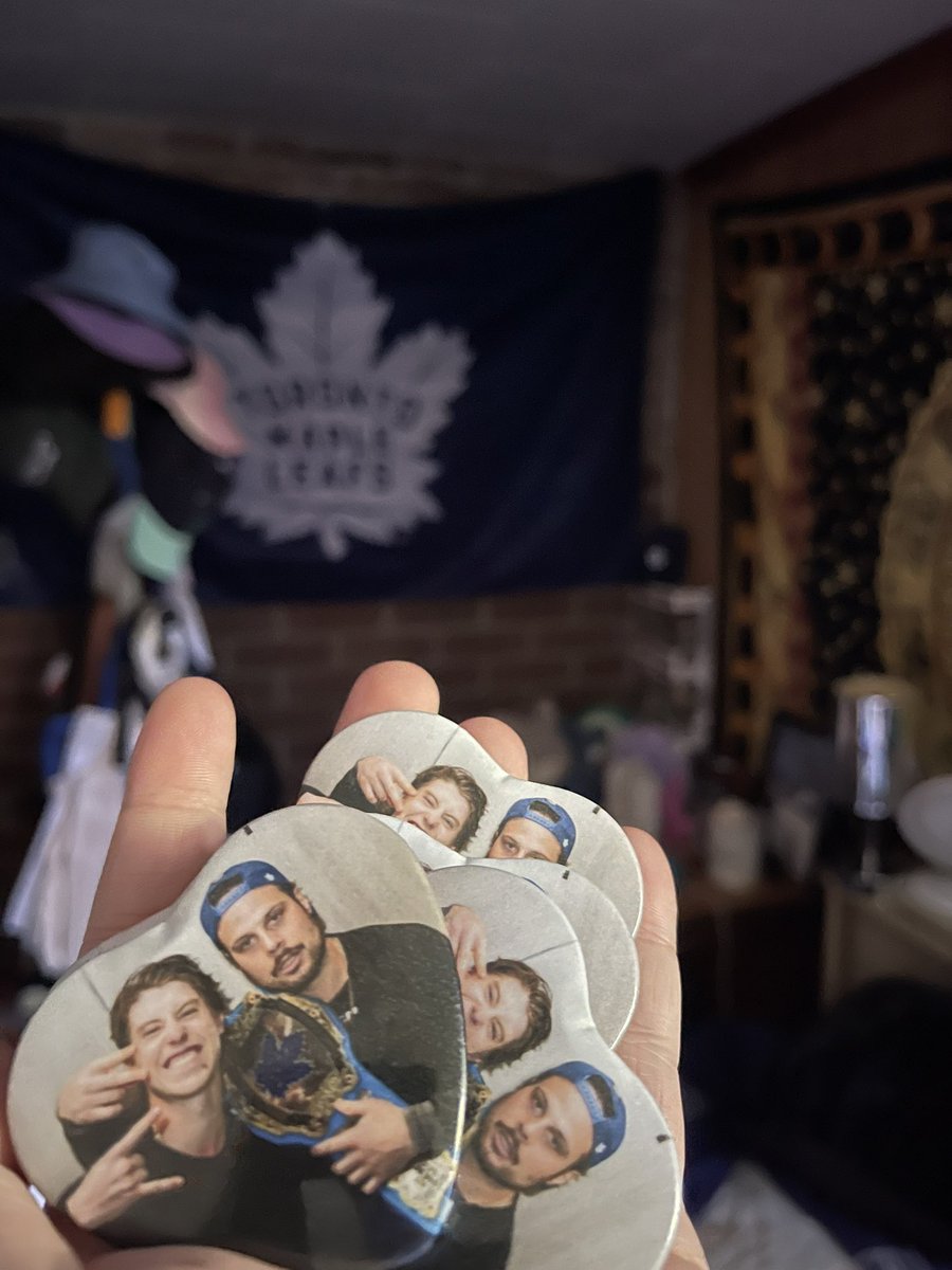 Gonna try something new here. I had a batch of these 1634 pins made, but only need one for myself 🥹 which means I’ve got 4 leftover… sooo I’m gonna give them away. If you’d like one, like, retweet and comment your fav 1634 pic under this and 4 people will be chosen at random.