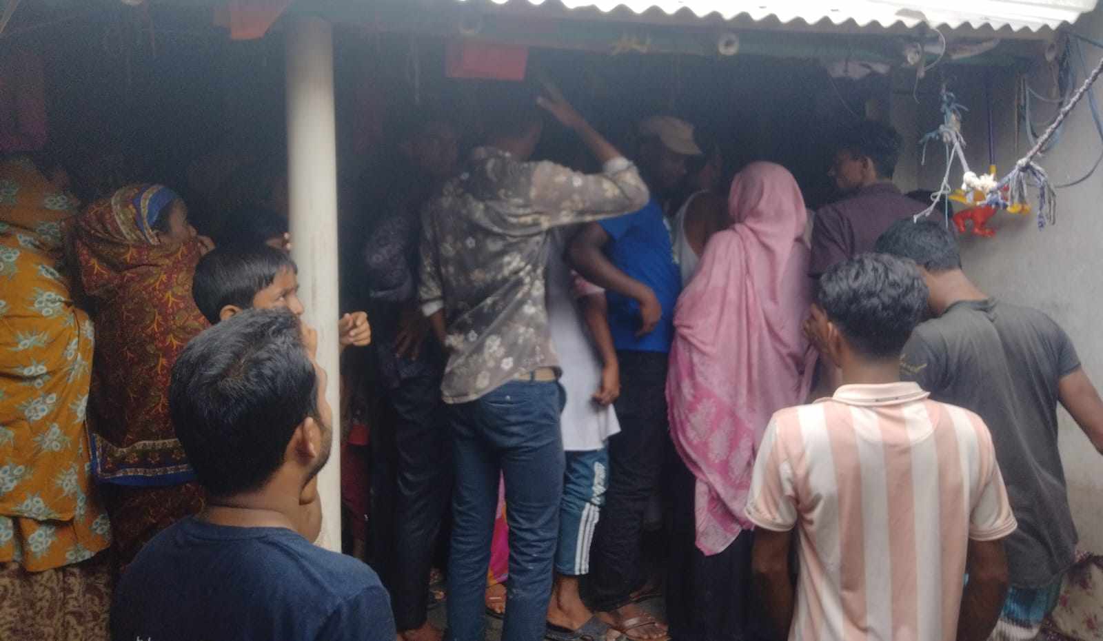 পুঠিয়ায় মোবাইল কিনে না দেওয়ায় কিশোরীর আত্মহত্যা