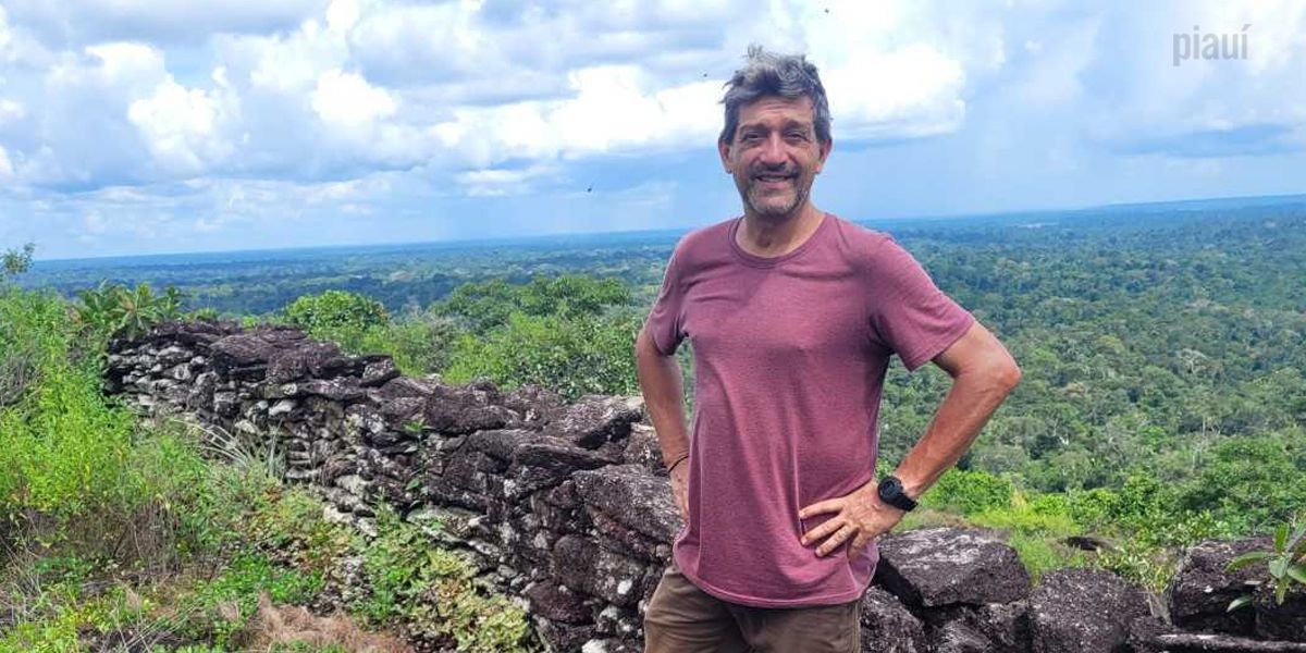 O arqueólogo Eduardo Neves escavou dezenas de sítios pela Região Norte do país e virou uma referência de sua geração na arqueologia da Amazônia. Com uma legião de colaboradores, ele ajuda a reescrever a história da floresta. (1/5)
Por <a href="/besteves/">Bernardo Esteves</a> 
Leia:  piaui.co/4cM1tTf