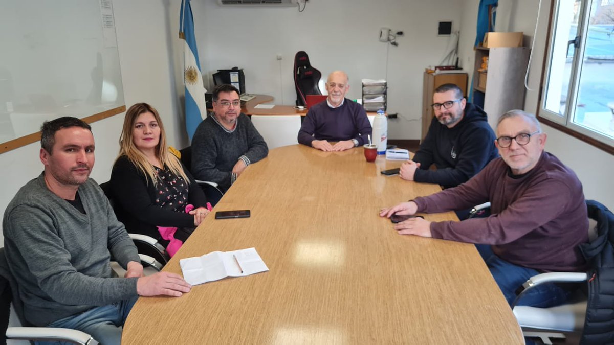 ACallupil's tweet photo. El día de hoy nos reunimos con el equipo directivo del IDES, vamos a trabajar en conjunto ¿Por qué queremos que haya Centros de Encuentro? porque la mejor manera de hacer las cosas es entre todos los interesados, porque las cosas funcionan cuando es esfuerzo es colectivo https://t.co/ggC7GUptMZ