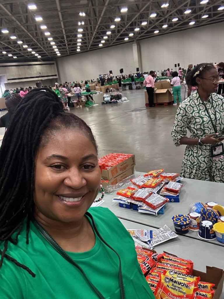 EastDallasQues's tweet photo. The lovely ladies of Alpha Kappa Alpha Sorority, Inc. were up early today organizing 25,000 meal packs for donation. #BOULE2024 #Service https://t.co/lsyfWI98d9