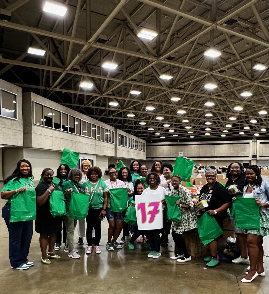EastDallasQues's tweet photo. The lovely ladies of Alpha Kappa Alpha Sorority, Inc. were up early today organizing 25,000 meal packs for donation. #BOULE2024 #Service https://t.co/lsyfWI98d9