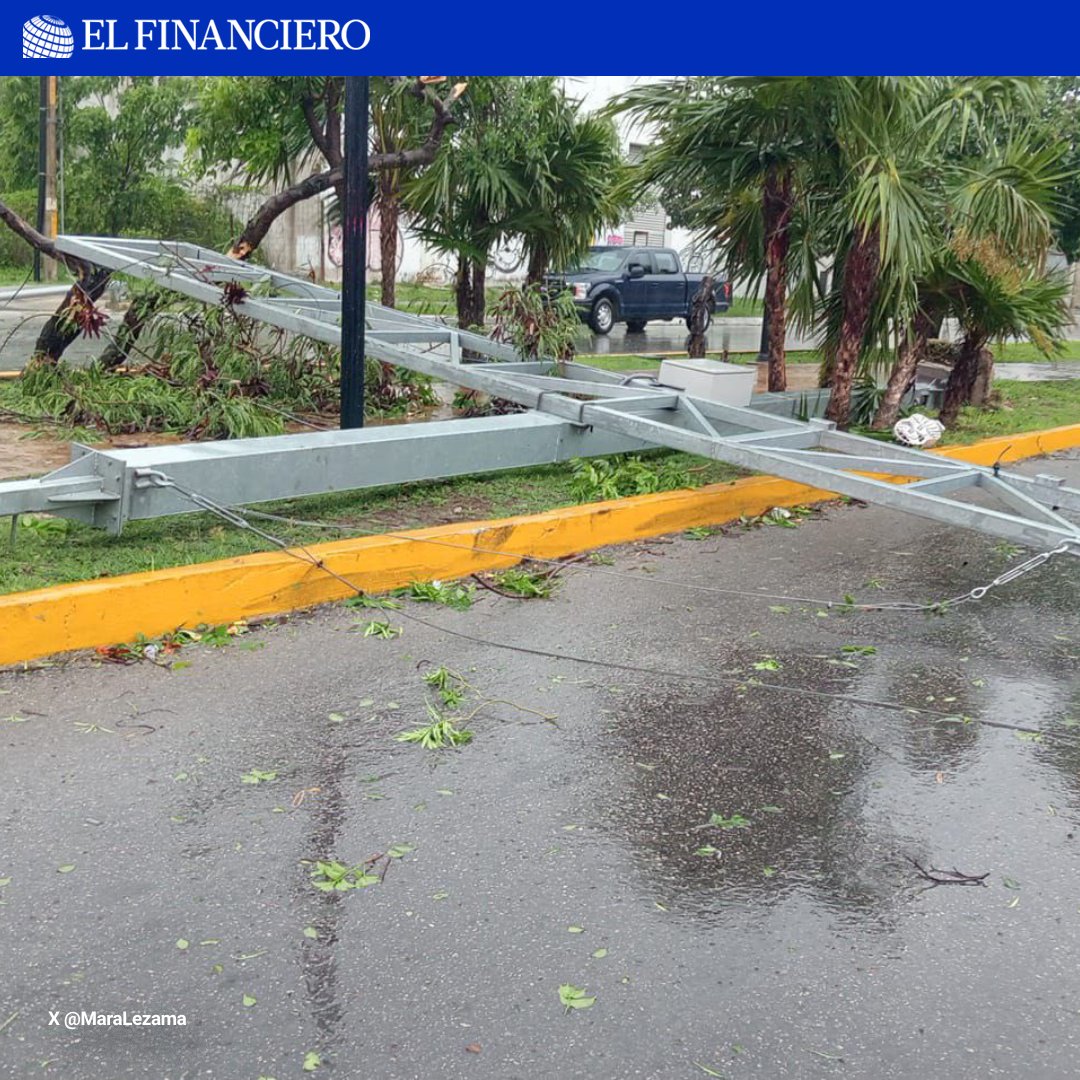 EF_Nacional's tweet photo. Tras su paso por Quintana Roo, el Huracán #Beryl tira espectaculares y árboles, aunque reporta daños mínimos.

El fenómeno tocó tierra a las 5:05 hrs. de este viernes 5 de julio, con fuertes vientos y lluvia dejando tinacos y árboles tirados y calles inundadas.

📸 @maralezama https://t.co/hbdQzVCyOt