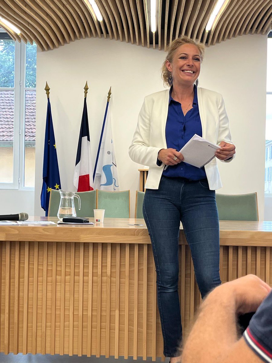 RomainVERNET1's tweet photo. Hier soir avec Blandine Brocard à Fontaines-sur-Saône, à votre rencontre pour vous écouter, échanger et débattre.

Merci à Thierry Pouzol pour sa présence. 

Ce dimanche 7 juillet, ensemble pour la République, votez Blandine Brocard ! 🇫🇷🗳️

#legislative #ensemblepourlarépublique https://t.co/qJdH8CWQpK