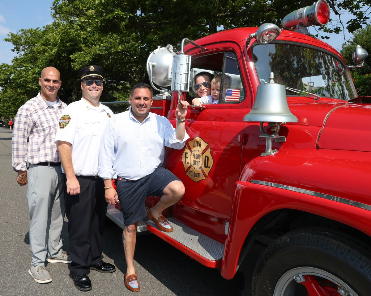 RepDesposito's tweet photo. Had a beautiful morning in #PointLookoutNY for their #4thofJuly Parade (and water fight)!
Record number of #NY04 patriots along the route waving their red, white and blue, celebrating this beautiful Nation.
Thanks to all who make this tradition a success! ๐บ๐ธ https://t.co/NEbcGKLHEq