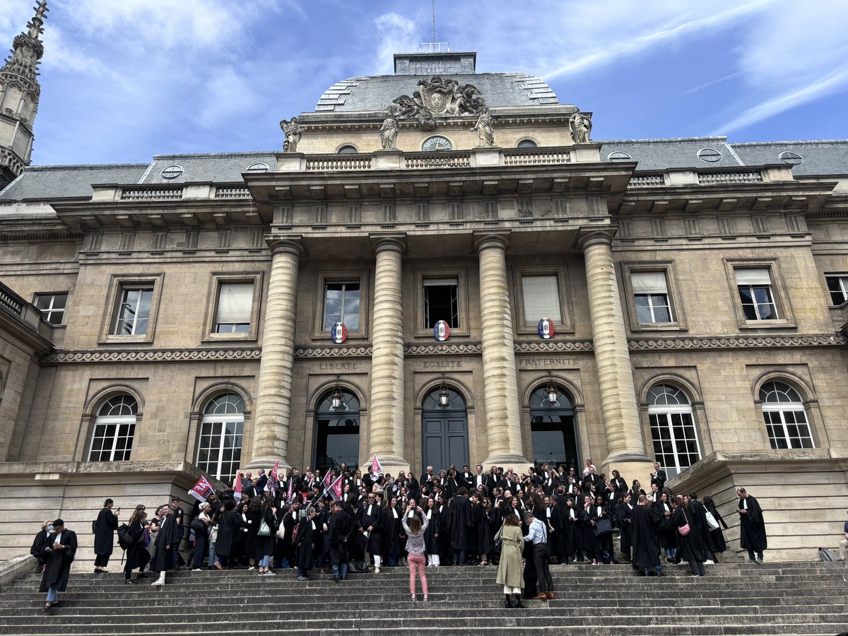 BerdugoMaitre's tweet photo. Avocats, magistrats et greffiers réunis : nécessaire unité d’une institution qui sera une des premières cibles de l’extrémisme https://t.co/qosgt7zwe5