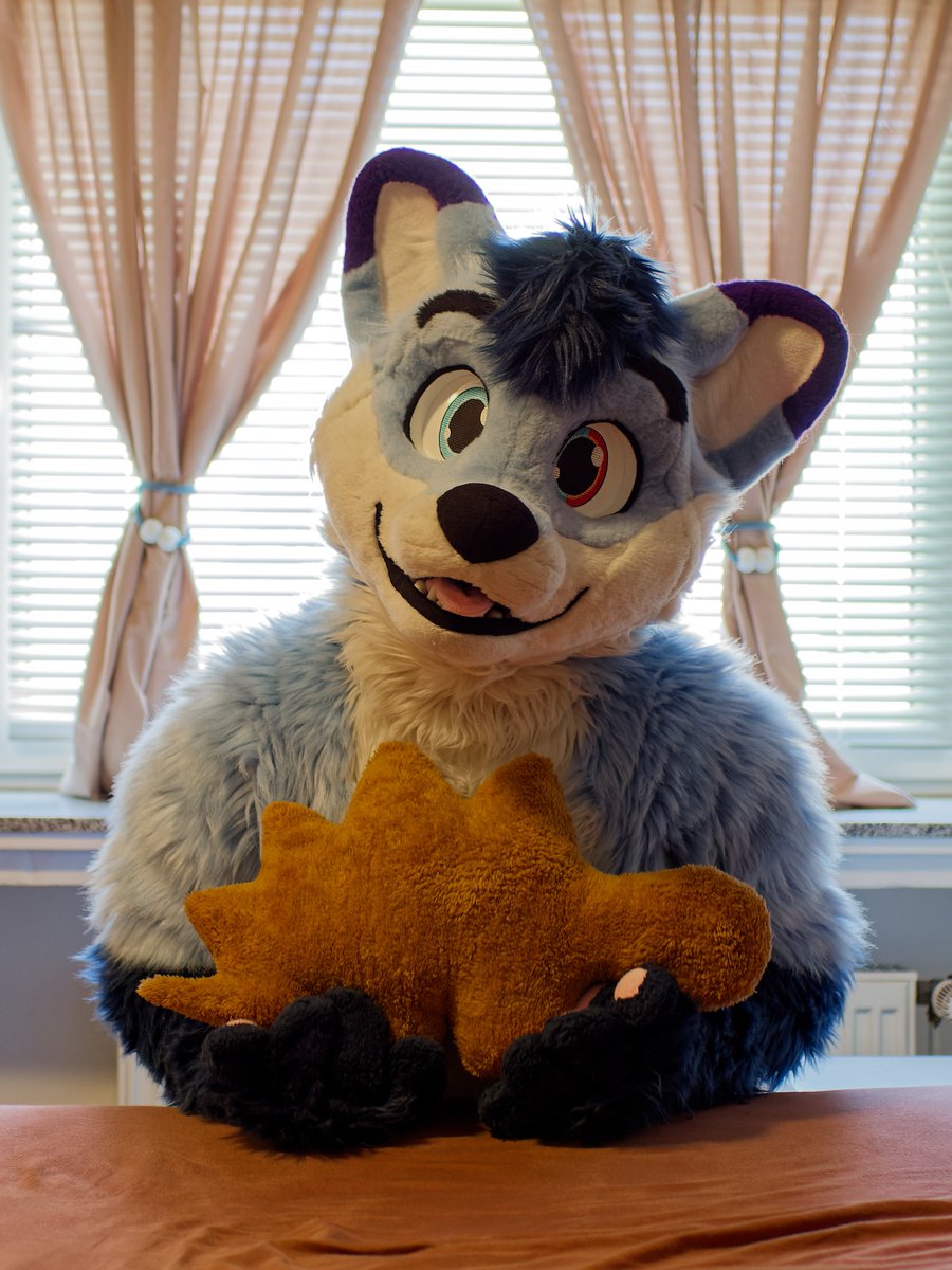 A fox offers you a dino nuggie for #FursuitFriday🦊
What do you do? 😋

📸 Thorri
🧵 <a href="/LorfyTheFox/">🐾 Lorfy 🐾</a>