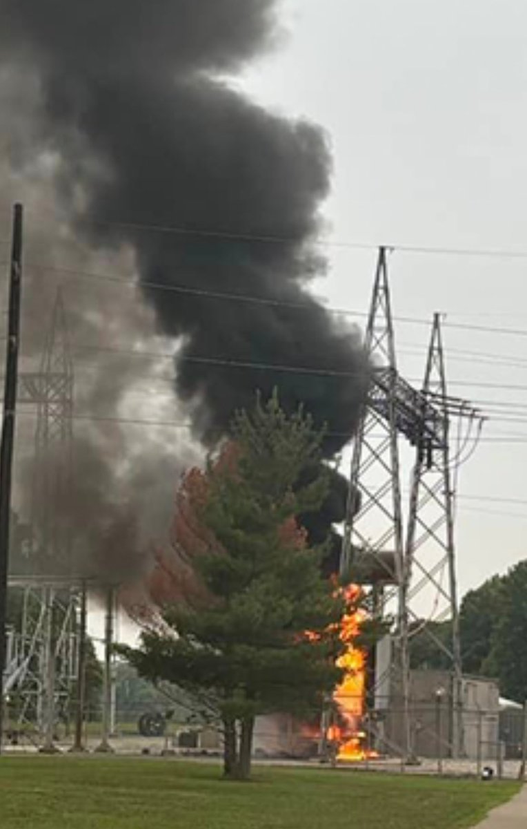 SteveNorrisTV's tweet photo. 💥🔥MAINEVILLE SUBSTATION EXPLODES… and catches fire. 🚒Hamilton Twp. Fire Dept says the explosion was caused by equipment failure.🚨This happened in the 8600 block of Butterworth Rd, not far from the Monkey Bar. #Maineville #Explosion #Substation #Fire @WDTN https://t.co/vYhAzOK1gU