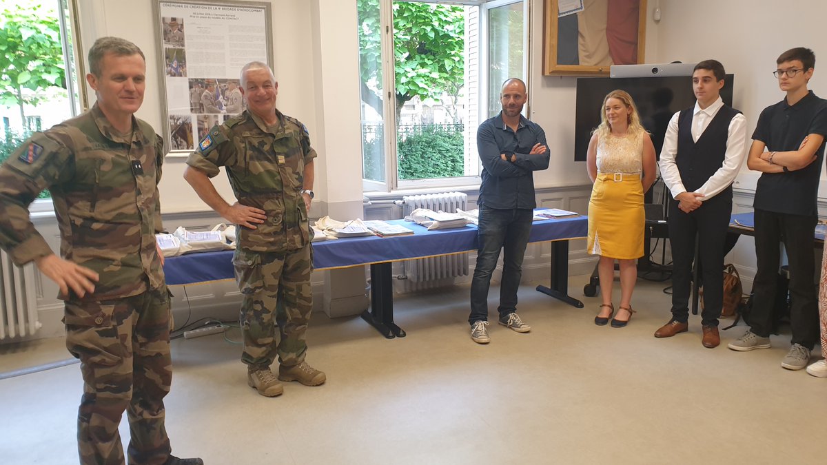 Délégué académique à l'éducation à la Défense (@edef_clermont) on Twitter photo Remise des prix du concours Mémoires des OPEX à l’état-major de <a href="/4e_BAC/">4e brigade d’aérocombat</a>
Depuis 2017, le Trinôme académique en partenariat avec <a href="/onacvg/">ONaCVG</a> 63 & <a href="/francemutualist/">La France Mutualiste</a> organisent un concours scolaire intitulé « Comment rendre hommage aux combattants d’aujourd’hui ?
ac-clermont.fr/remise-des-pri… Remise des prix du concours Mémoires des OPEX à l’état-major de <a href="/4e_BAC/">4e brigade d’aérocombat</a>
Depuis 2017, le Trinôme académique en partenariat avec <a href="/onacvg/">ONaCVG</a> 63 & <a href="/francemutualist/">La France Mutualiste</a> organisent un concours scolaire intitulé « Comment rendre hommage aux combattants d’aujourd’hui ?
ac-clermont.fr/remise-des-pri…