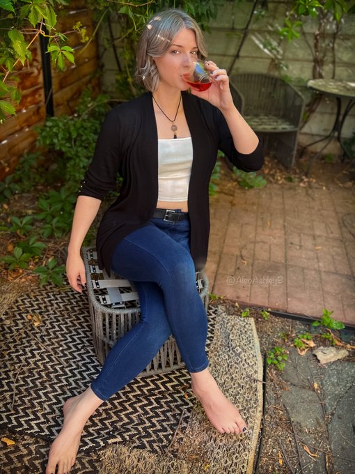 3 pic. My whole vibe yesterday gave off big "4th of July BBQ Mom" energy... My friends weren't complaining