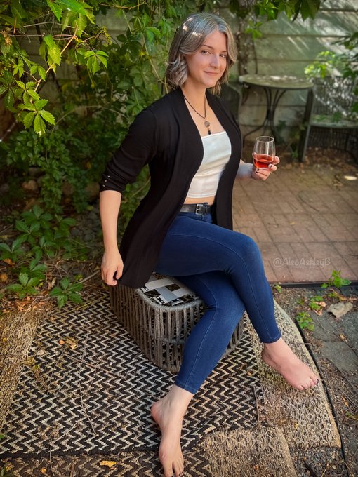 4 pic. My whole vibe yesterday gave off big "4th of July BBQ Mom" energy... My friends weren't complaining