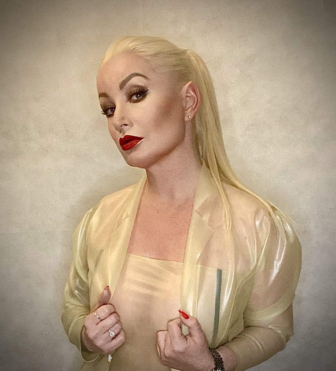 Transparenz ist faszinierend, aber nicht alles muss immer enthüllt werden. 

Sichere dir ein exclusives und kostenloses Latex Set an mir am 08.&amp;09. Juli in Oldenburg <a href="/nica_nordic/">Nica Nordic</a> . 

#latex #latexmistress #rubbermistress #latexdress #latexlover #rubber #latexfetish