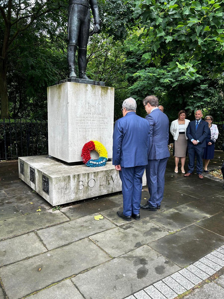 romero_m1's tweet photo. Acompañamos al Embajador de Venezuela Félix Plasencia en la celebración del día Nacional de Venezuela y rendimos homenaje a la memoria del gran Libertador  Simón Bolívar ante su estatua en Belgrave , London . https://t.co/IiHlzgh8Pi