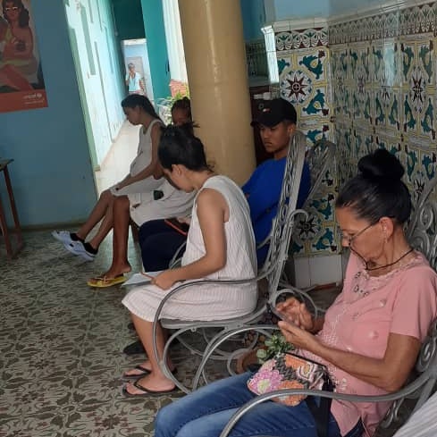 Desde el Hogar Materno Celia Sánchez Manduley: Club Itinerante de Lectura, con el escritor Jorge Santos Caballero y el trovador Reinaldo Rodríguez Martínez.

#Camagüey #LeerEsCrecer #CubaEsCultura