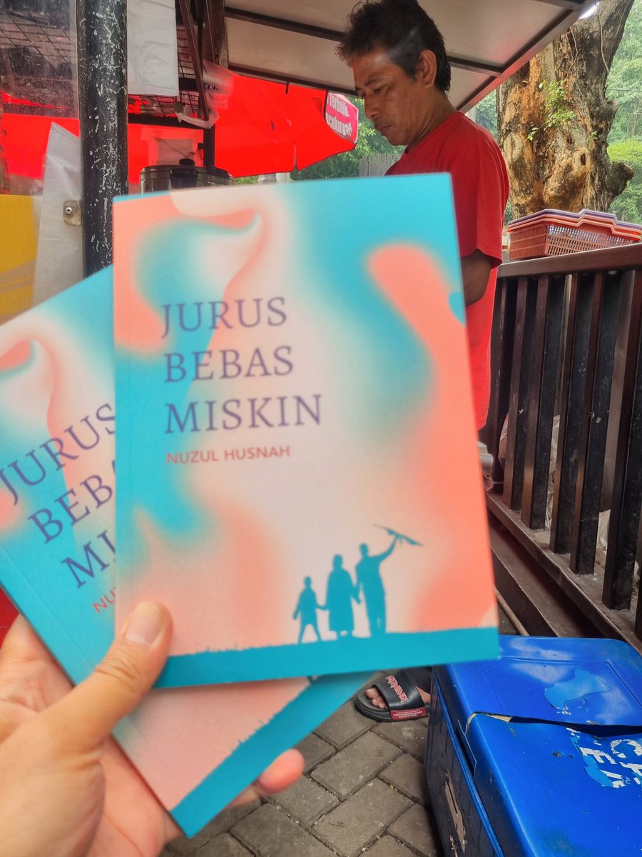 Buku 1
Alhamdulillah, pecah telur. Ini draf buku ke-1 dari target 1000 judul buku #gerakanseribubuku :) 
Seribu langkah dimulai dari satu langkah kan ya.. 
Buku ini hasil mengolah disertasi Doktor Nana. Selamat mbaknyaa..
#2jambisabikinbuku 
#seribubuku #2jambisa #literasi