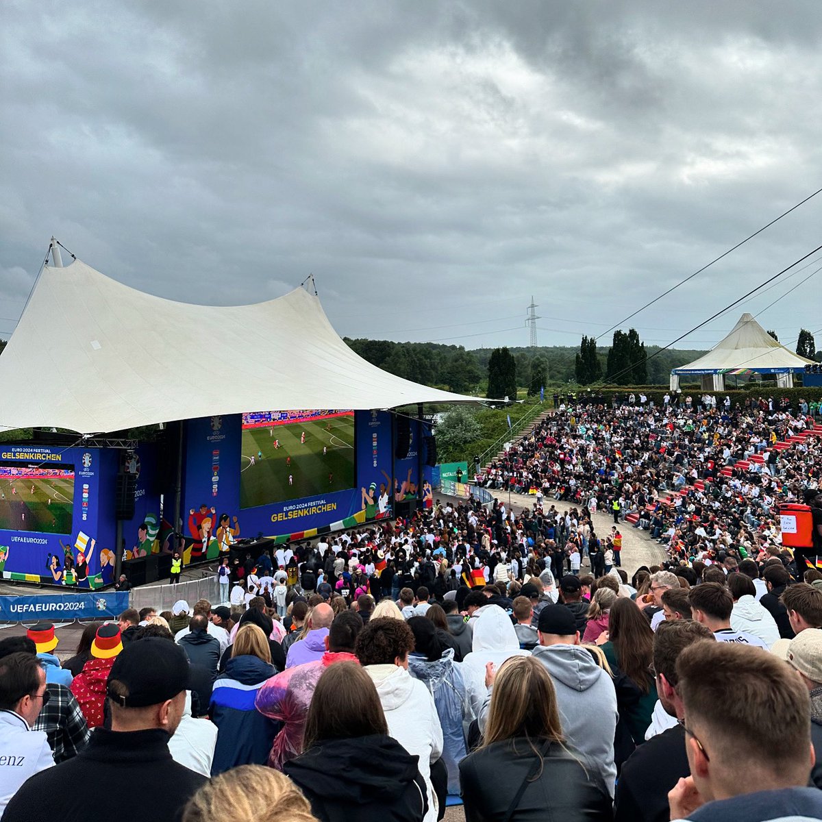 Die Fan Zone und das Amphitheater in #Gelsenkirchen sind voll. Schaut euch das Spiel auf der Wiese unterhalb der Pyramide an, da stehen auch Leinwände. Könnt ihr auf dem Weg zwischen Fan Zone und Amphitheater gar nicht verpassen. ☺️