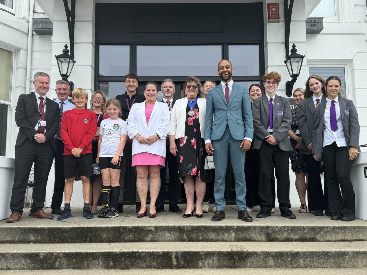 🧑‍🏫 Beaut to speak at Ocklynge and Ratton School’s awards afternoon and celebrate pupil, staff and partner achievements as my first engagement as our MP!

🚀 Props to everyone who won an award - you represent the ambition of our awesome town!