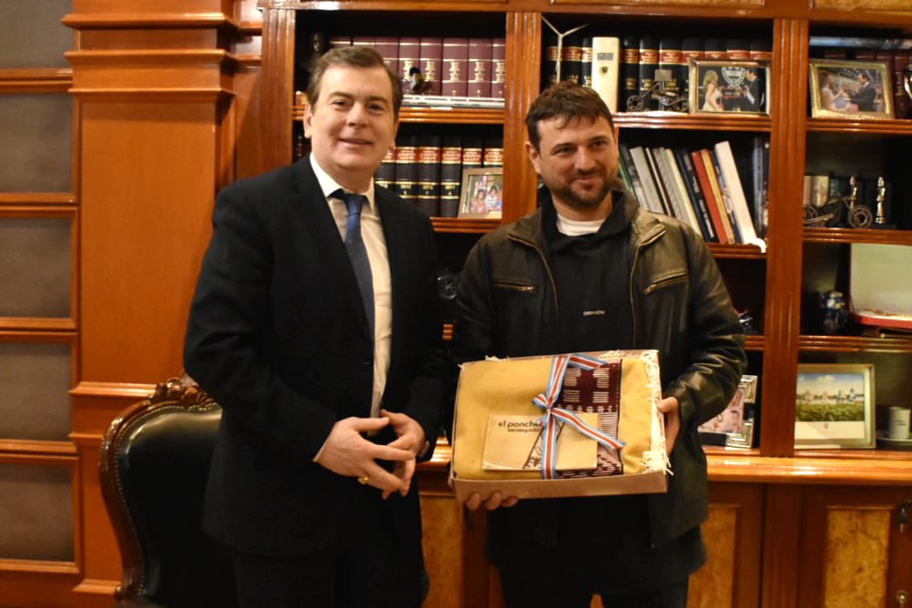 GobiernoSDE's tweet photo. #CasaDeGobierno | El gobernador @GZamoraSDE recibió la visita protocolar del docente de la #UBA y dirigente @JuanGrabois , quien llegó a la provincia para brindar una charla, mañana en el Teatro del Pueblo (Parque Oeste) de la ciudad Capital. https://t.co/ise3quduUl