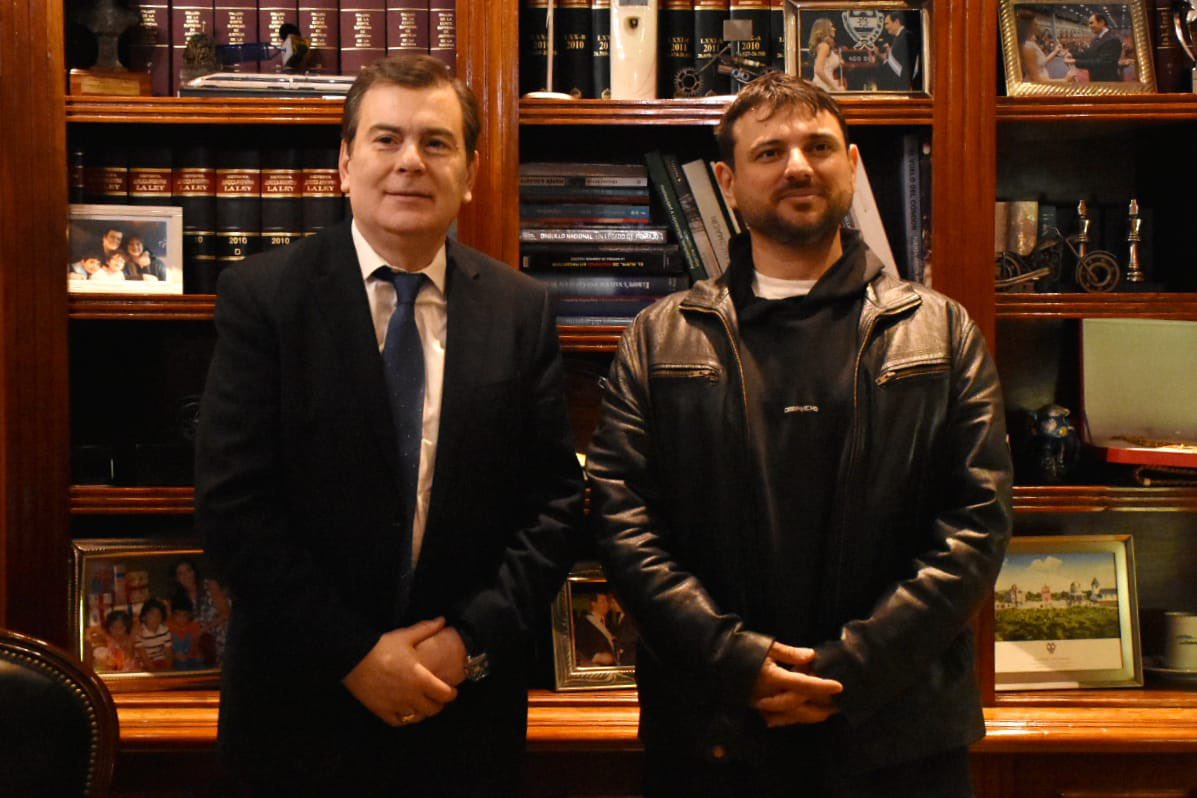 GobiernoSDE's tweet photo. #CasaDeGobierno | El gobernador @GZamoraSDE recibió la visita protocolar del docente de la #UBA y dirigente @JuanGrabois , quien llegó a la provincia para brindar una charla, mañana en el Teatro del Pueblo (Parque Oeste) de la ciudad Capital. https://t.co/ise3quduUl