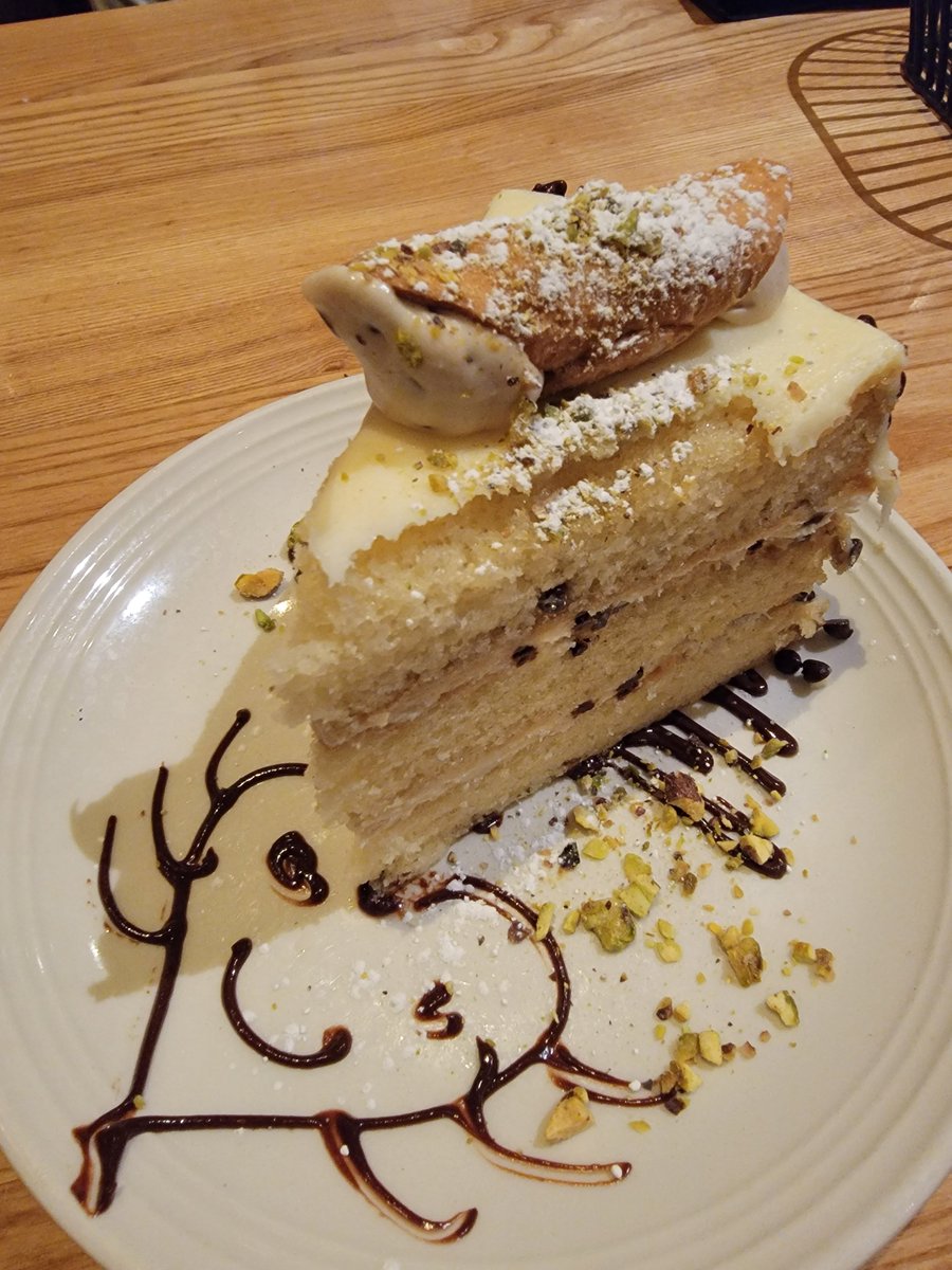 CANNOLI CAKE!!! 😍😍 it was delicious!! #foodie #food