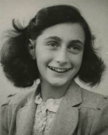 Op deze dag in 1942 dook Anne Frank en haar gezin onder. Zij zouden ruim twee jaar ondergedoken zitten in het Achterhuis. In augustus 1944 werd hun onderduikadres door de Duitsers ontdekt. In het vroege voorjaar van 1945 overleed Anne Frank in Bergen-Belsen #opdatwijnietvergeten