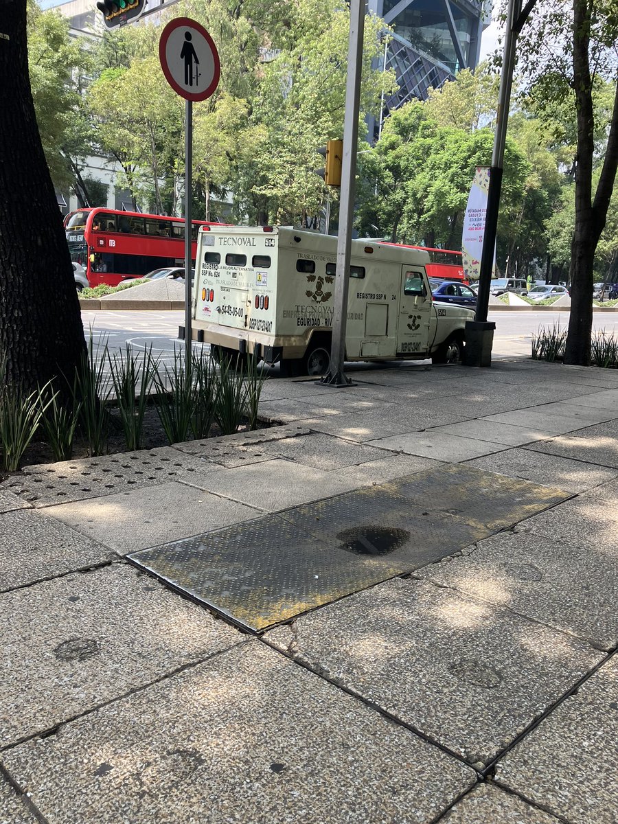 _aslo's tweet photo. @MetrobusCDMX @LaSEMOVI 
A los Vehículos de traslado de valores deles permite circular y obstruir carril confinado de metrobús?
Línea 7 estación Chapultepec dirección campo Marte 10:35hrs https://t.co/TjCaej8kzU