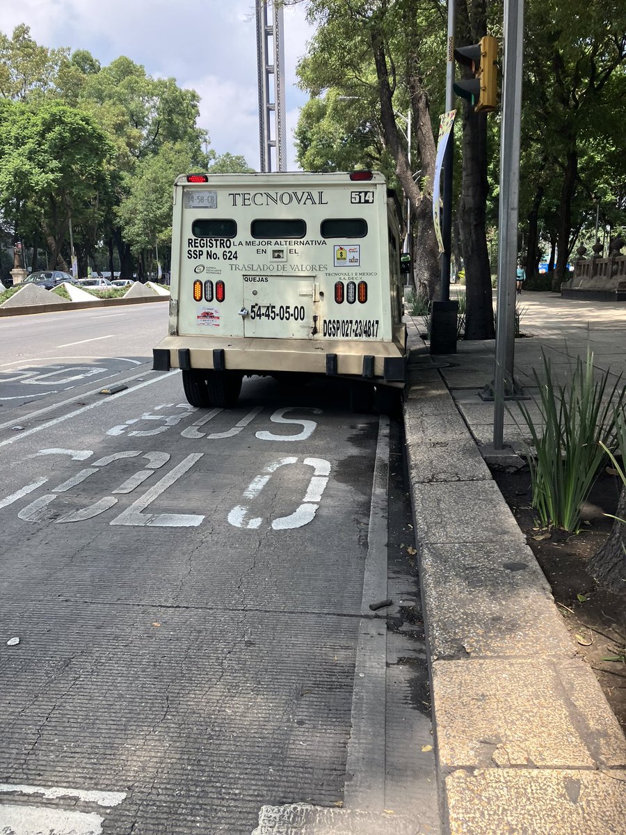_aslo's tweet photo. @MetrobusCDMX @LaSEMOVI 
A los Vehículos de traslado de valores deles permite circular y obstruir carril confinado de metrobús?
Línea 7 estación Chapultepec dirección campo Marte 10:35hrs https://t.co/TjCaej8kzU