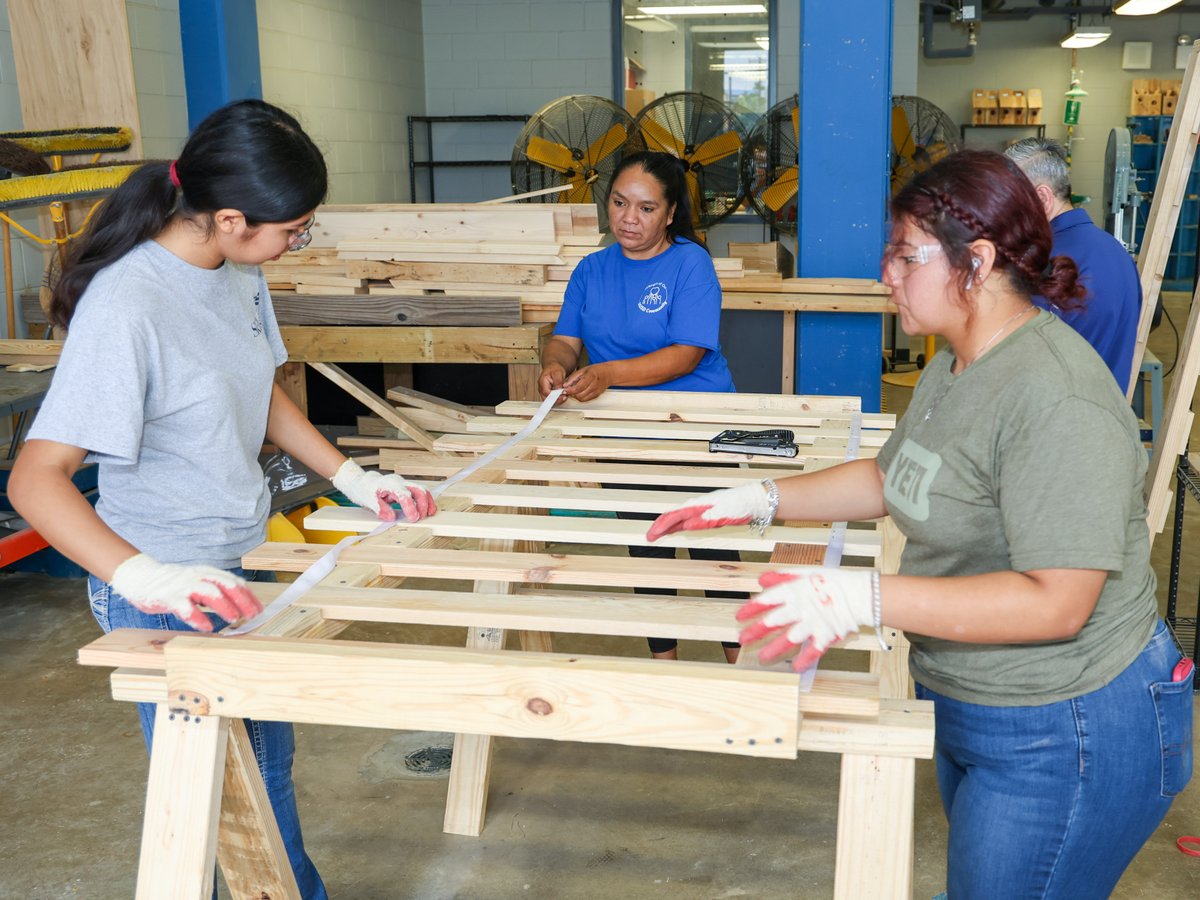 SAISD's tweet photo. 🔨 We are grateful to @SHPbeds for providing practical learning with a purpose for our construction students last year. 

🔨 Estamos agradecidos con Sleep in Heavenly Peace por proporcionar aprendizaje práctico con un objetivo a nuestros estudiantes de construcción el año pasado. https://t.co/zdrMe3Zhod