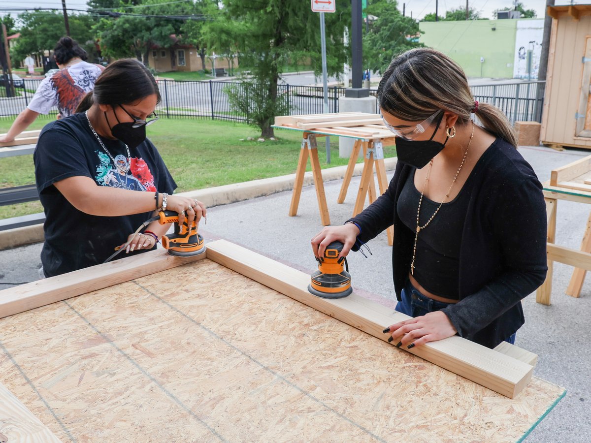 SAISD's tweet photo. 🔨 We are grateful to @SHPbeds for providing practical learning with a purpose for our construction students last year. 

🔨 Estamos agradecidos con Sleep in Heavenly Peace por proporcionar aprendizaje práctico con un objetivo a nuestros estudiantes de construcción el año pasado. https://t.co/zdrMe3Zhod