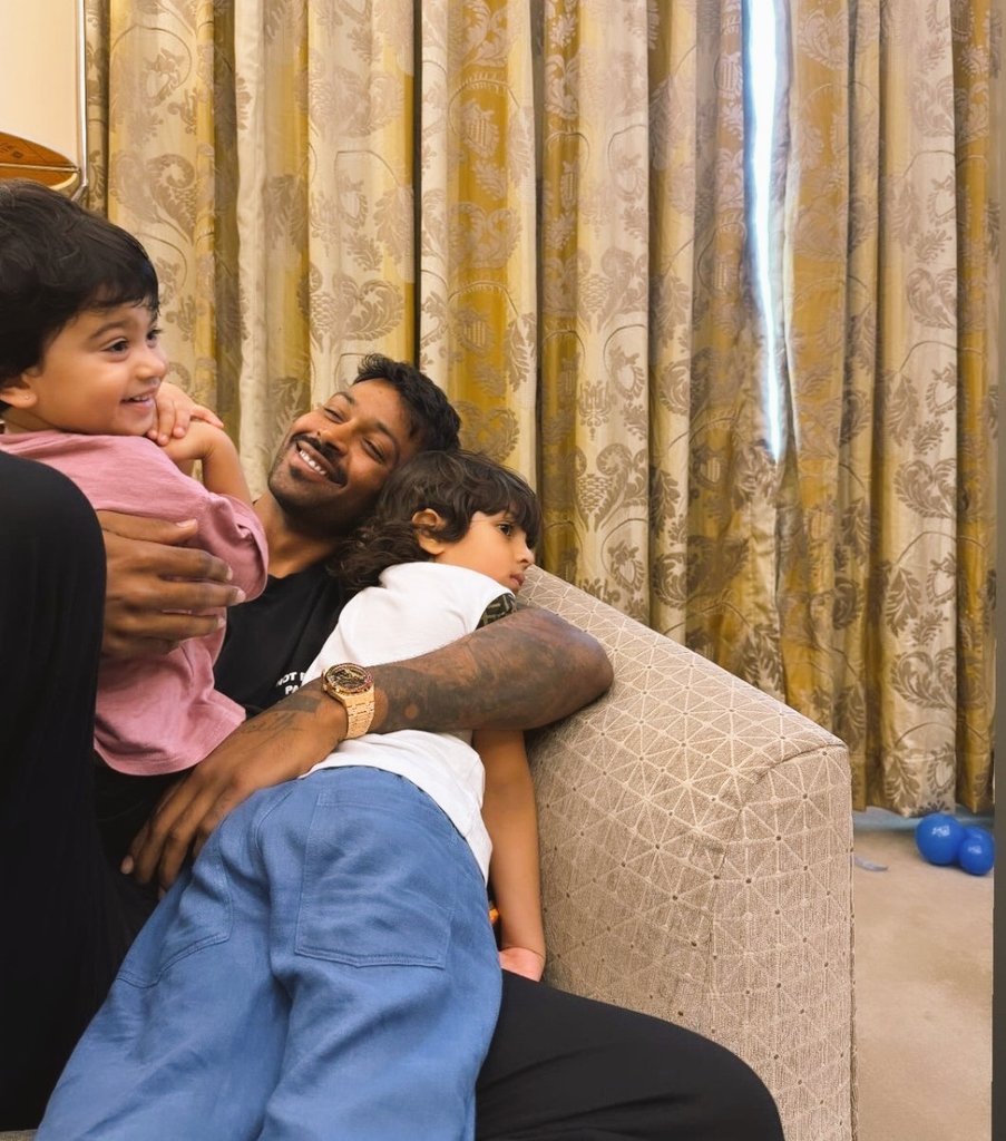 offoishuu's tweet photo. hardik with his kids❤‍🩹🥹: a thread https://t.co/64jXbE4Vxx