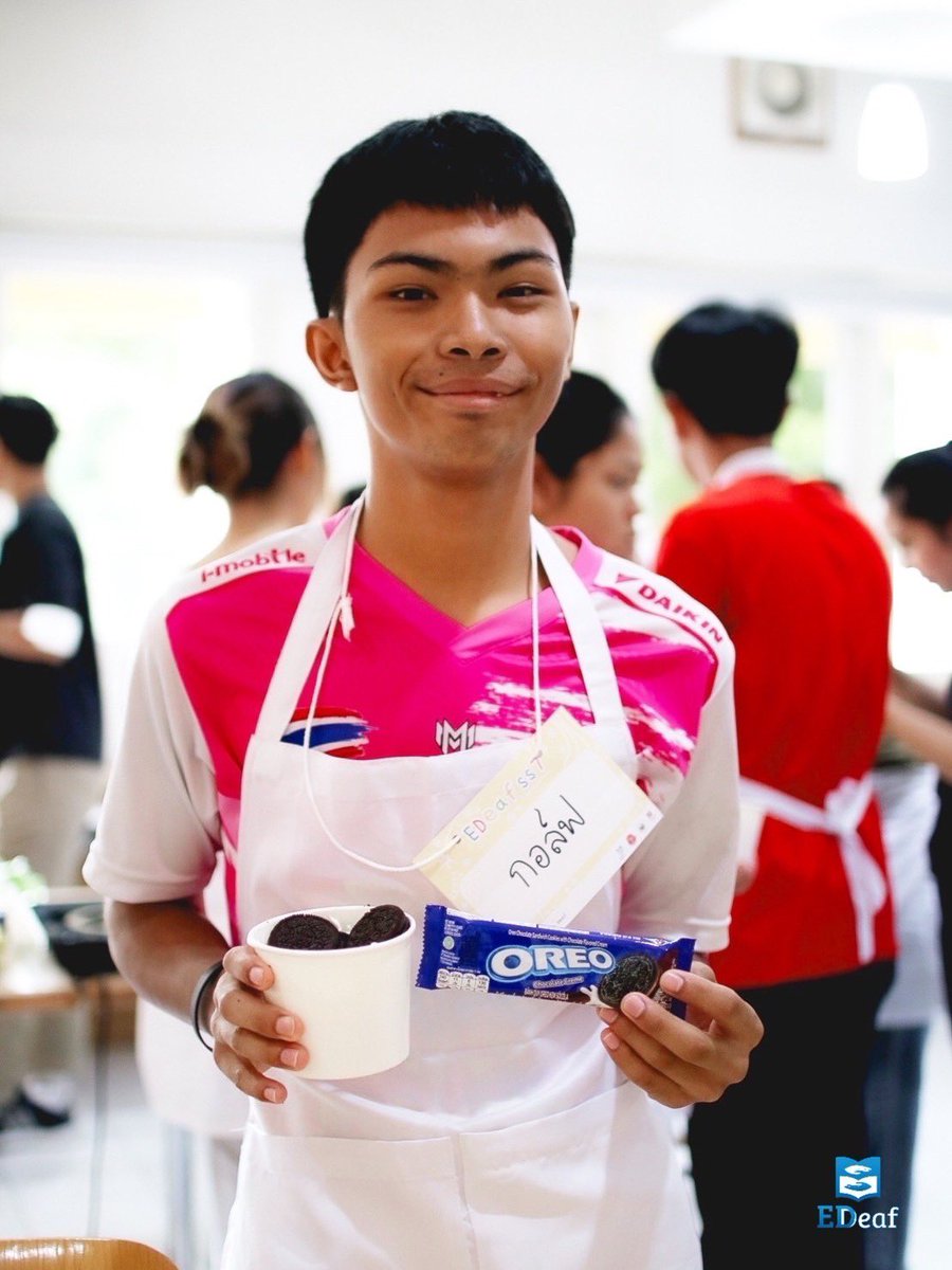 EDeafThailand's tweet photo. พวกเราครูอาสา น้องหู และทีมงาน
EDeaf Season ที่ 7🤟🏼ต้องขอขอบคุณผู้ใหญ่ใจดี “Mondelēz International“🙇🏻♀️🙏🏼
ที่สนับสนุนขนม Oreo และวัตถุดิบสำหรับทำเมนูสุดอร่อยอย่าง “บานอฟฟี่พายโอรีโอ“🍪 ขนมหวานสัญชาติอังกฤษยอดฮิตของคนรักโอรีโอ!🥰
#EDeaf #EDeafSS7 https://t.co/dCoZuchl0Z