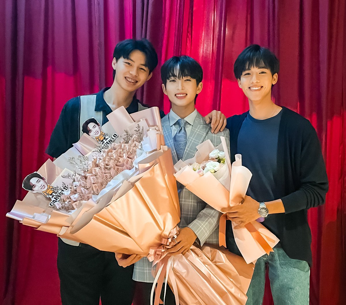 meitanteiyui's tweet photo. #รักนี้ไม่มีถั่วฝักยาว First Episode #firstpremiere สนุกมาก ฮาแบบบ้าบอคอแตกมาก เก่งมากๆ คับ @garfinpkk @bbenzalert รู้ว่าเหนื่อย รู้ว่าเครียดกัน แต่ทั้ง 2 คน และนักแสดงทุกๆ คน เก่งกันมากคับ อยู่เป็นพาร์ทเนอร์กันไปนานๆ นะ🧡 #ครอบครัวพร้อมซัพพอร์ตเสมอนะ #รัก https://t.co/Ci4Oh4UQU4