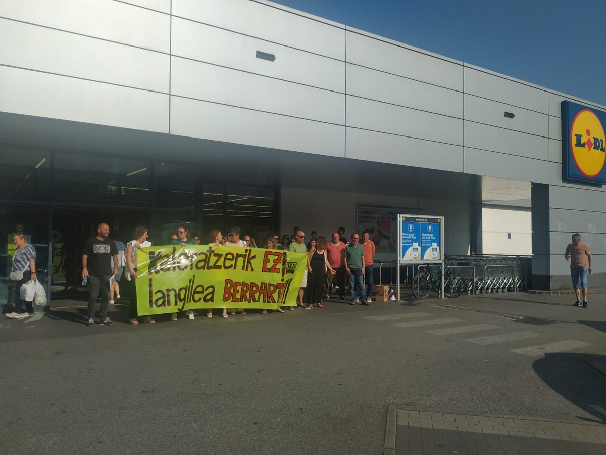 LABGoierri's tweet image. Olaberriako LIDLen aurrean mobilizatu gara kaleratutako langilea bereala berrartu dezaten exigitzeko.

KALERATZERIK EZ!
LANGILEA BERRARTU!
