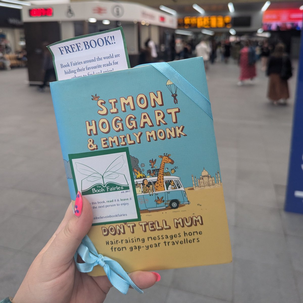 RobynJankel's tweet photo. Oh my gosh, how lovely is this?! Just found a free book at Leeds station left by @the_bookfairies! What perfect timing, given that I left my kindle and headphones at home. Such a delightful initiative which I'll most certainly be passing along π #bookfound #ibelieveinbookfairies https://t.co/JznR1hrWwq