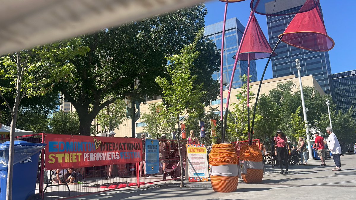 The Edmonton International Street Performers Festival is open and ready for you!! Busker Academy and Kids’ World are open and bustling with activity, and the first circle show starts in 15 minutes! 🥳🥳🥳 #40yearsofawesome #edmontonstreetfest #yeg #downtownedmonton