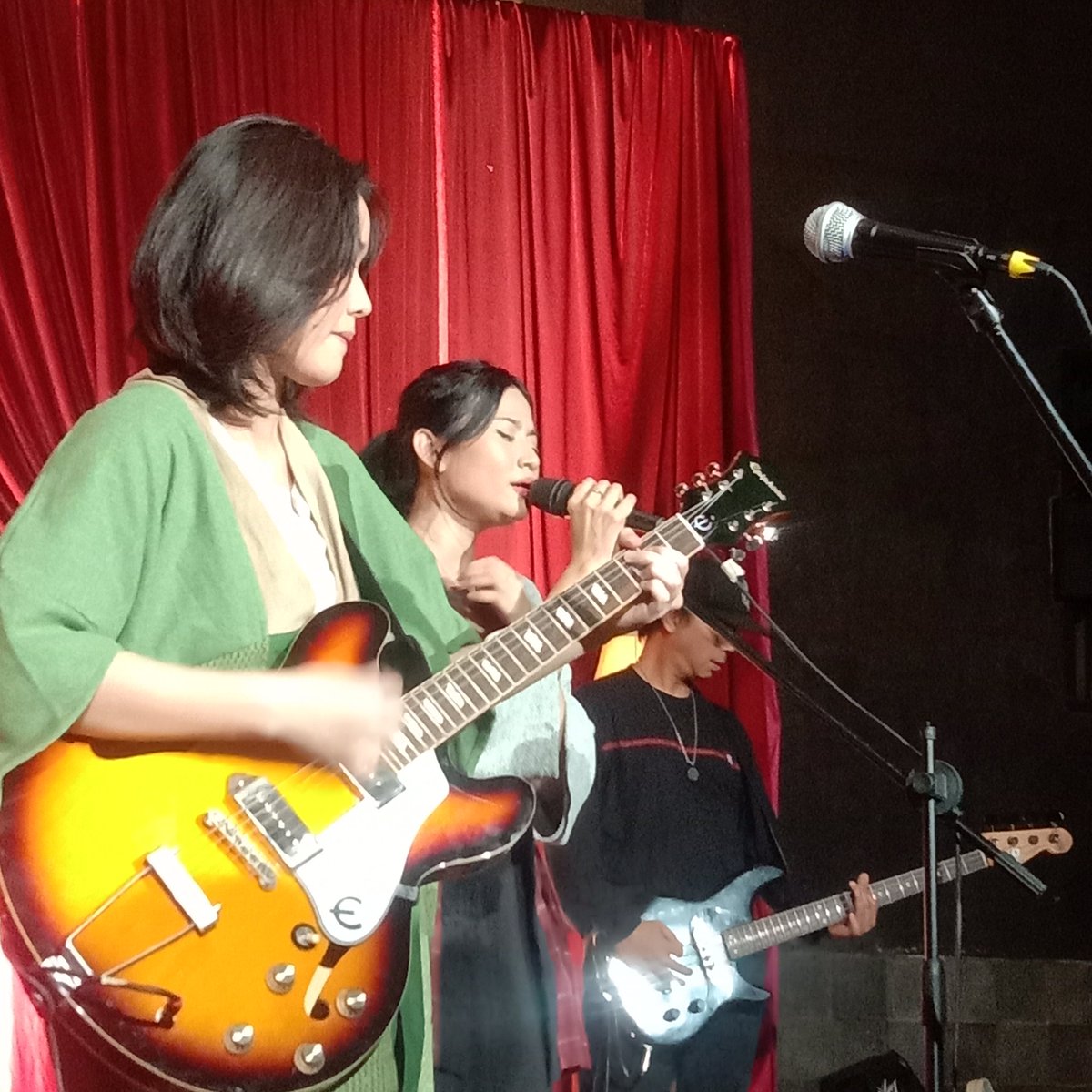 <a href="/CherBomb/">Cherry Bombshell</a>