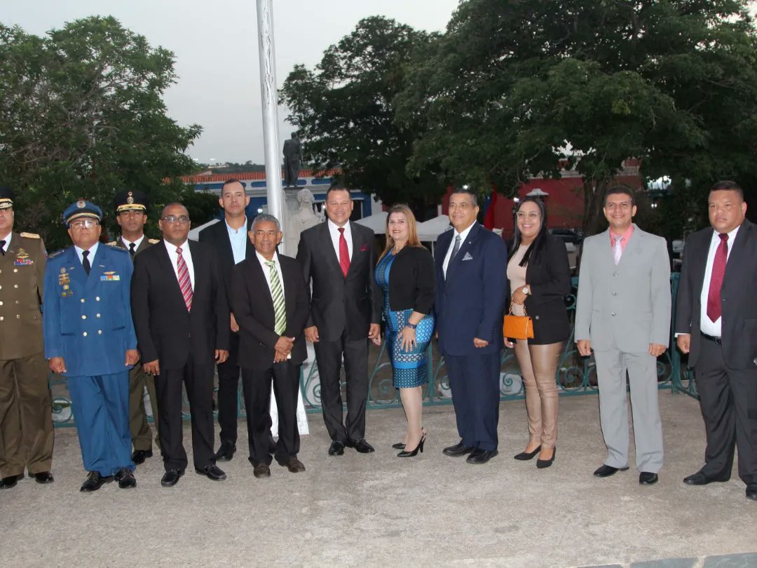 SSC_BOLIVAR's tweet photo. Autoridades civiles,  militares y policiales junto al pueblo conmemoran el 05 de julio Día de la Independencia de Venezuela.
#Bolívar #actosprotocolares #Venezuela 

@NicolasMaduro 
@delcyrodriguezv 
@amarcanopsuv https://t.co/qTZxfy9Fh9