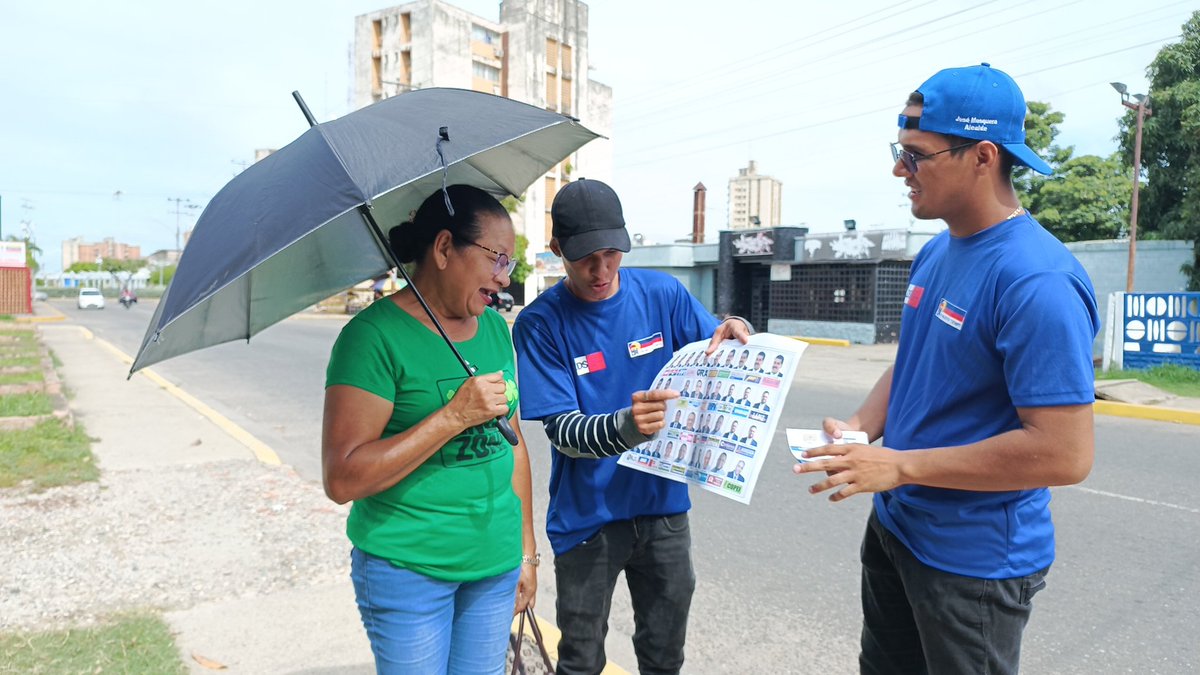 #Hoy05DeJulio día de la firma de la Independencia el equipo JDS LAGUNILLAS continúa trabajando desde la casita azul del partido unt en un punto de agitación "JOVENES POR EL CAMBIO"  @EdmundoGUN
Y la tarjeta de un nuevo tiempo.

<a href="/untlags/">UNT Lagunillas</a>
<a href="/partidoUNT/">Un Nuevo Tiempo</a> 
@partidountzulia