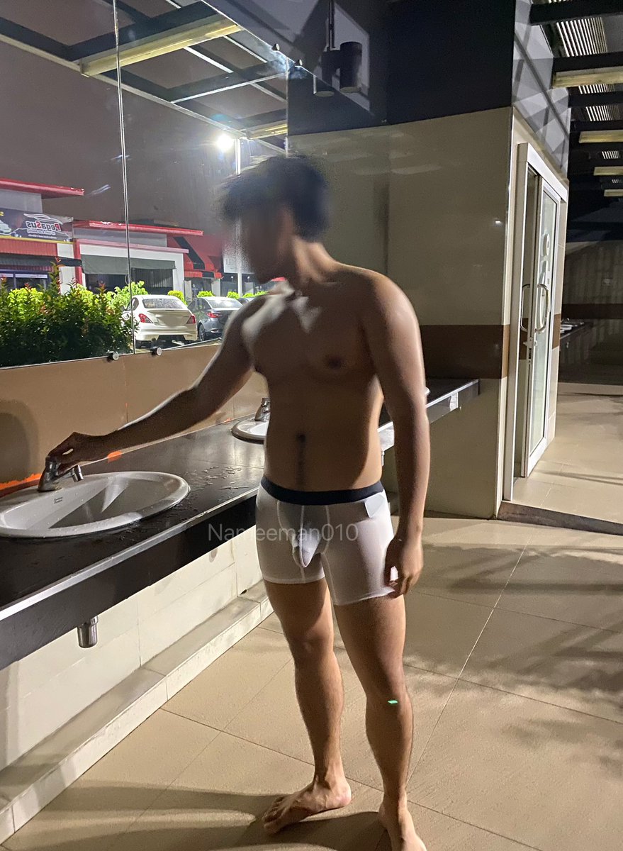 Nameeman010's tweet photo. ถอดเสื้อแวะปั๊ม มีแต่คนมองกางเกงผม https://t.co/1KOqIb5j0y