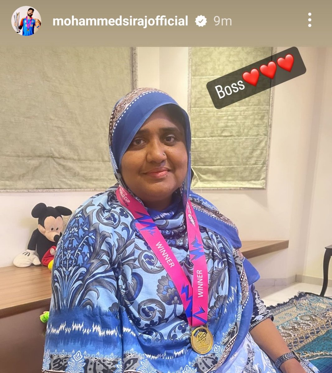 CricCrazyJohns's tweet photo. Mohammed Siraj's mother is wearing the T20I World Cup medal. 🥺❤️ https://t.co/6enOOKR7nV