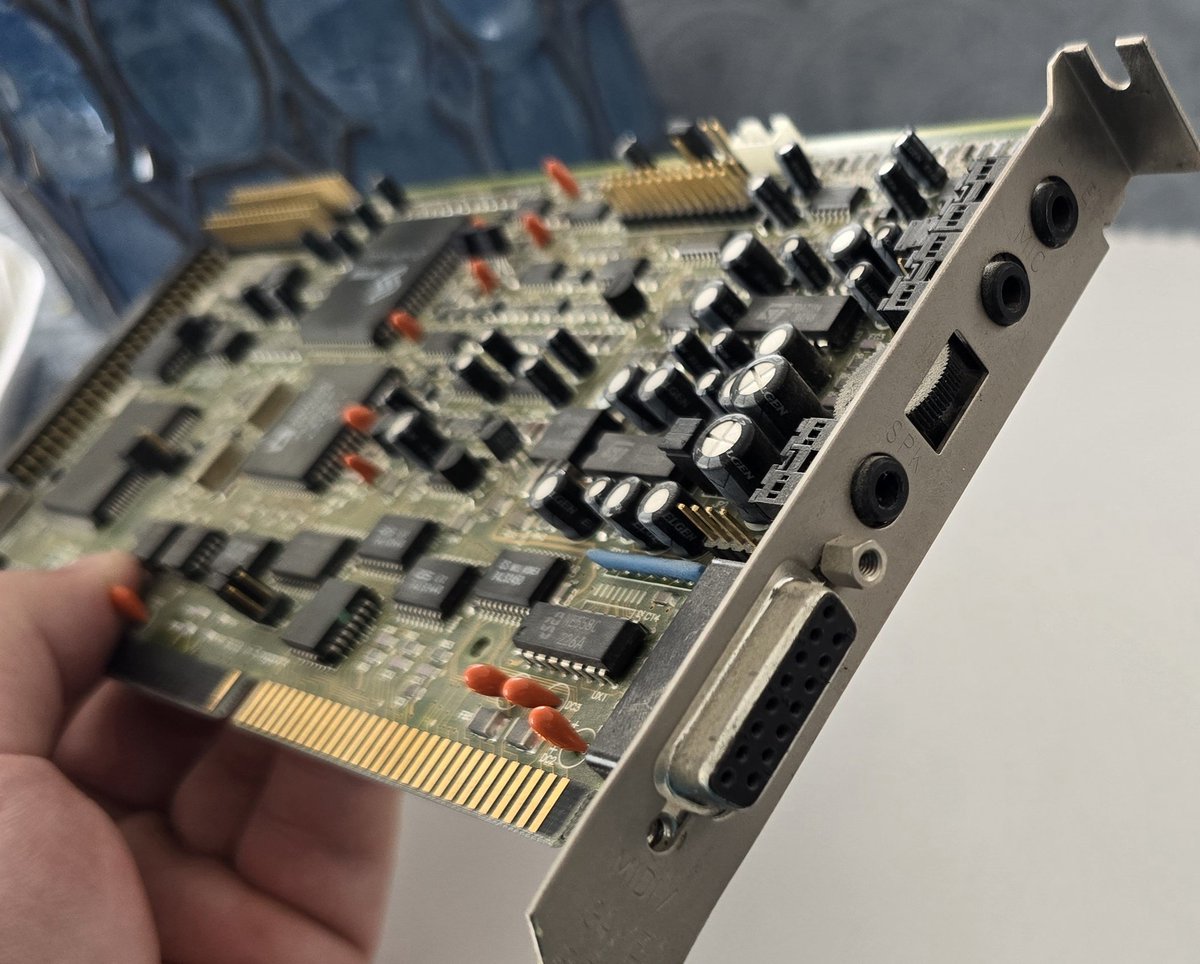 VejvyCZ's tweet image. Nedávný test zvukové karty s počítačem značky Compaq pro kamaráda, škoda že to vše hází na bazary.... klidně bych tu kartu strčil na tablo...
#oldcomputers
#msdos
#Windows95
#Windows98