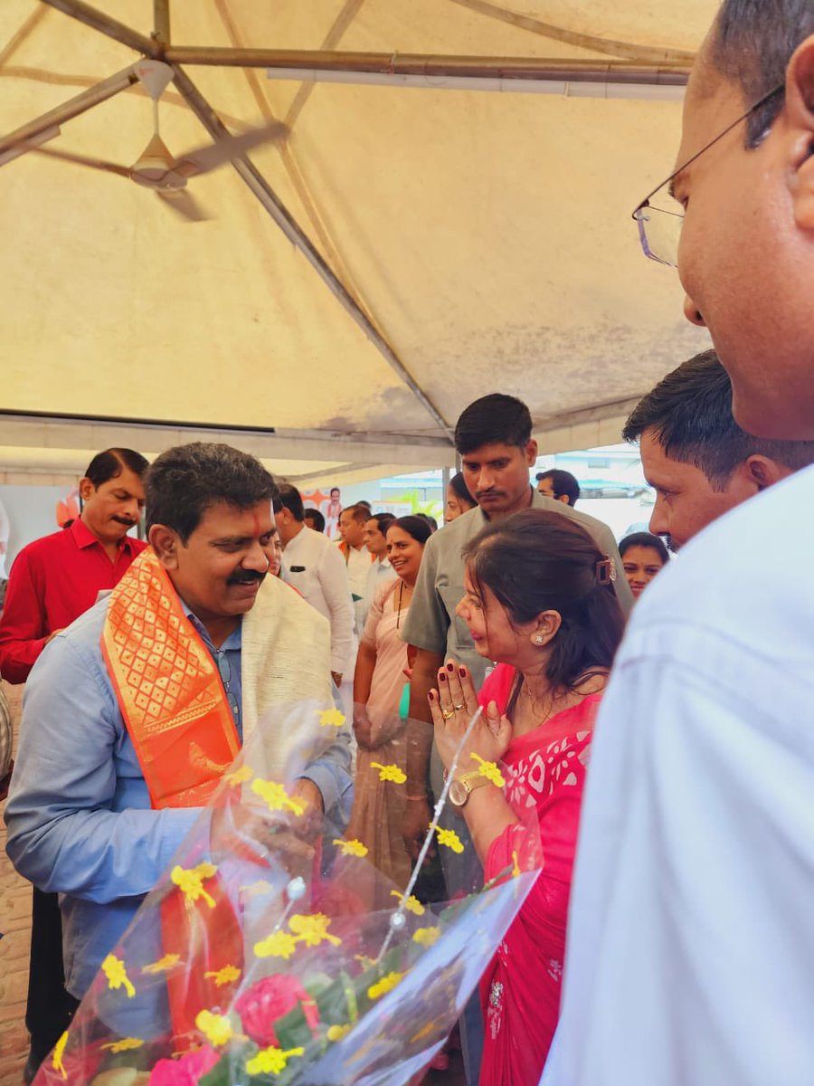 छत्तीसगढ़ शासन के गृहमंत्री आदरणीय विजय शर्मा जी !से सौजन्य मुलाक़ात 

कोनों चाय पानी अव भोजन बर कोने पूछिन 
कुछू काम लेके आय हवा त बतावा , इस भाँति जो अपने छोटे से कार्यकर्ता के भाव ल रखथे  अइसे हमार विजय भईया ल मैं सादर प्रणाम करत हव ,बस भईया मन गदगद होगे l
<a href="/vijaysharmacg/">Vijay sharma</a>