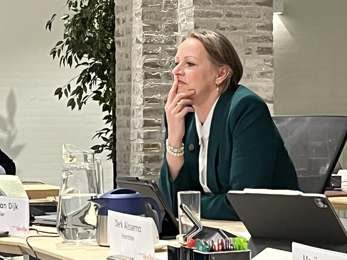 Gisteren hebben we afscheid genomen van onze griffier Saskia van Dijk. Saskia bedankt voor je grote inzet en je adviezen. Heel veel succes en bovenal geluk gewenst.<a href="/gilzerijen/">Gilze en Rijen</a> <a href="/Krimpenerwaard/">Gemeente Krimpenerwaard</a> <a href="/Sspringen/">Saskia van Dijk</a>