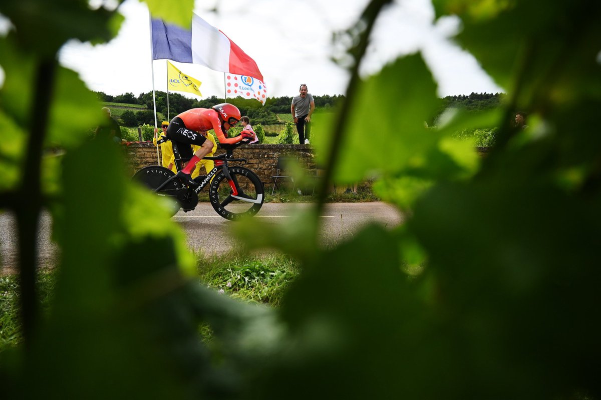 Trying to play hide and seek today 😅. Happy with the performance, 2 more stages and first rest day 🙌