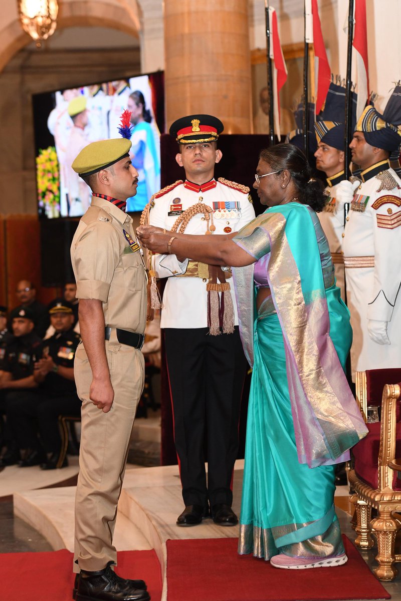 m_nazki's tweet image. President Droupadi Murmu conferred #ShauryaChakra upon Constable #VarunSingh, Jammu &amp;amp; Kashmir Police. He displayed tremendous grit and determination, act of gallantry and a never-say-die-spirit under the most challenging circumstances leading to elimination of category ‘