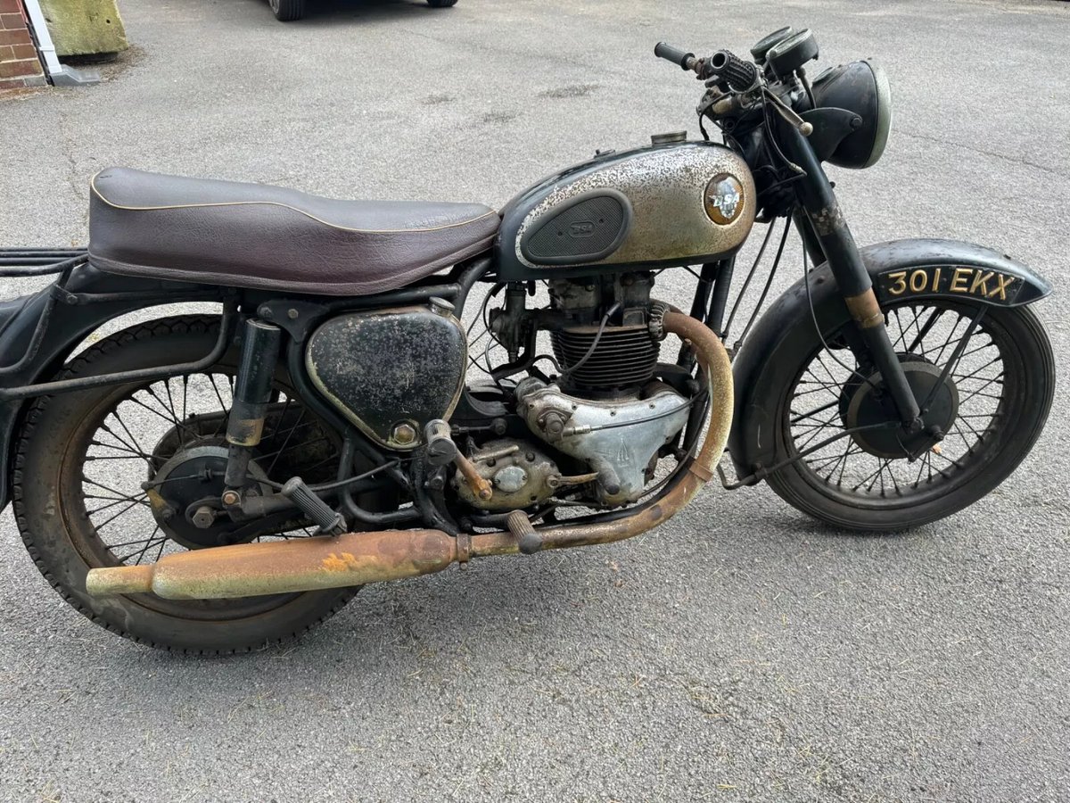 BarnFindsUK's tweet photo. Ad:  1958 BSA Gold Flash - "Garage find. Not been in the road since 1964."
On eBay here -->> https://t.co/abJpScUvQE

 #VintageBike #ClassicMotorcycle #BSAGoldFlash #ClassicBike #MotorcycleRestoration #VintageMotorbike #MotorcycleCollector https://t.co/C5IRlYOl9V