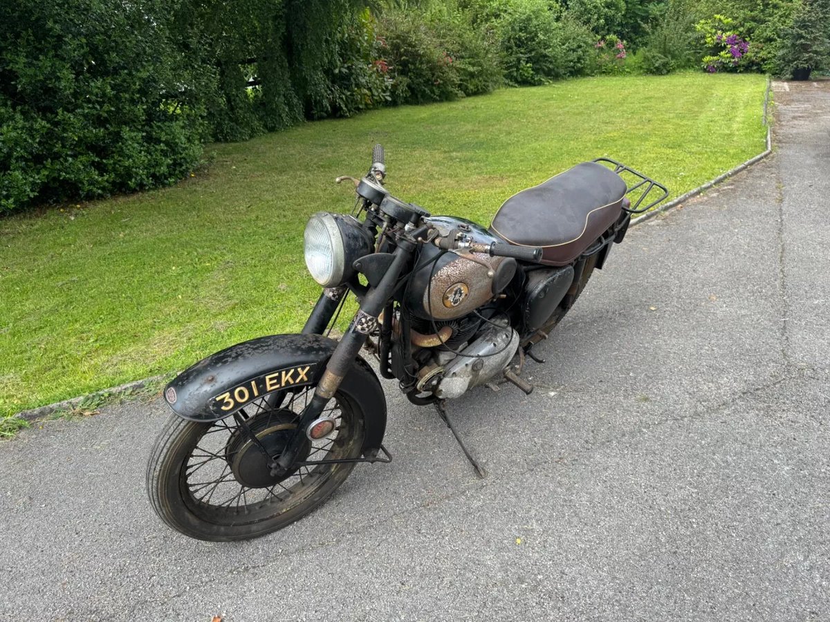 BarnFindsUK's tweet photo. Ad:  1958 BSA Gold Flash - "Garage find. Not been in the road since 1964."
On eBay here -->> https://t.co/abJpScUvQE

 #VintageBike #ClassicMotorcycle #BSAGoldFlash #ClassicBike #MotorcycleRestoration #VintageMotorbike #MotorcycleCollector https://t.co/C5IRlYOl9V