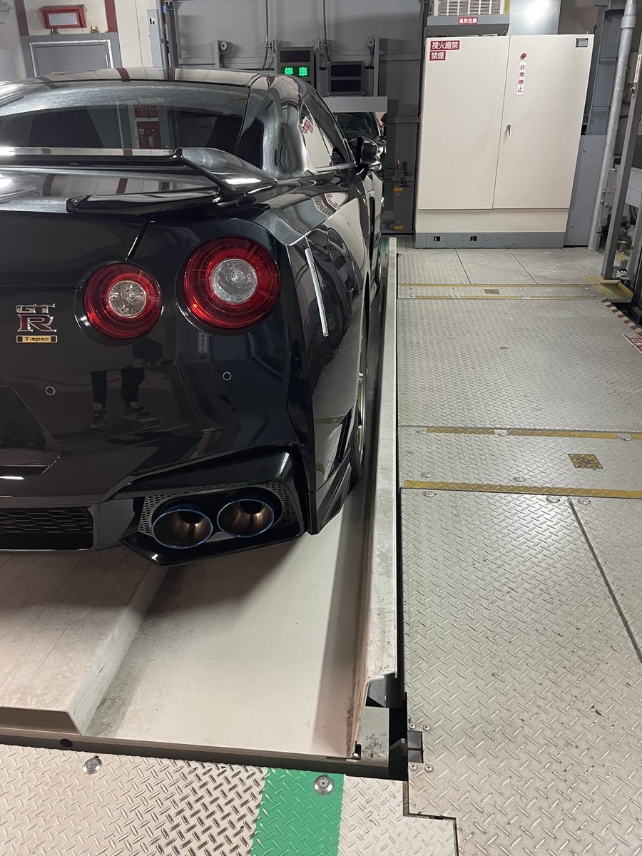 yamaDa_Smariner's tweet image. 係員さん居ない時の入庫いつもヒヤヒヤしてる

#GTR
#R35
#tspec